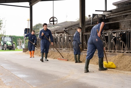 Ragazzi che lavorano il terreno e utilizzano le tecniche di coltivazione in campo aperto