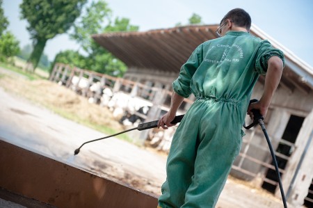Pulizia ambienti di lavoro in stalla 