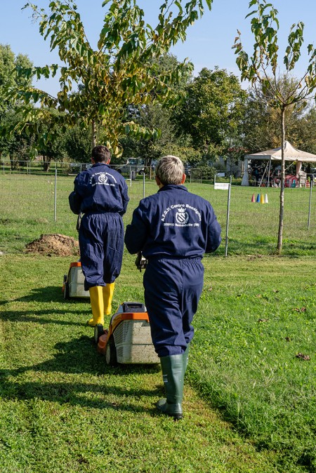 Due ragazzi con tagliaerba nel prato
