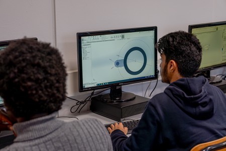 Ragazzi in laboratorio informatico che utilizzano programmi per il disegno 2D e 3D per la realizzazione di pezzi meccanici