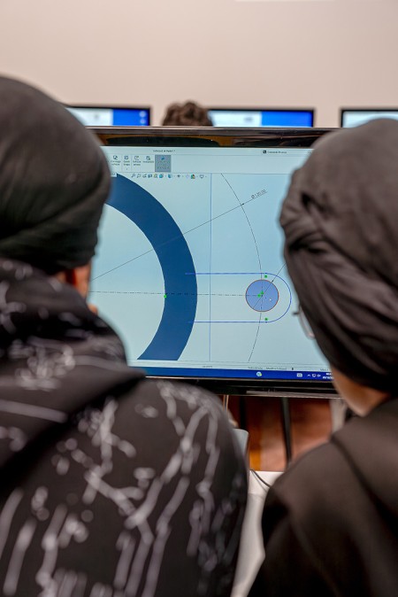 Ragazzi in laboratorio informatico che utilizzano programmi per il disegno 2D e 3D per la realizzazione di pezzi meccanici