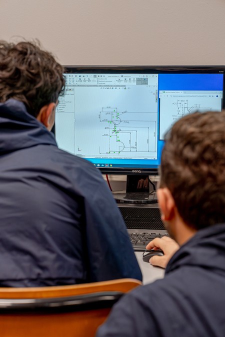 Ragazzi in laboratorio informatico che utilizzano programmi per il disegno 2D e 3D per la realizzazione di pezzi meccanici