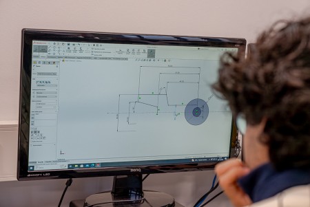 Ragazzi in laboratorio informatico che utilizzano programmi per il disegno 2D e 3D per la realizzazione di pezzi meccanici