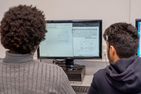 Ragazzi in laboratorio informatico che utilizzano programmi per il disegno 2D e 3D per la realizzazione di pezzi meccanici