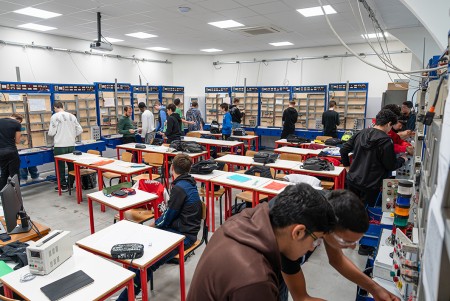 Laboratorio elettrico di impianti industriali con le postazioni per ogni studente dove simulano gli impianti elettrici