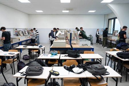 Laboratorio elettrico di quadri elettrici industriali con le postazioni per ogni studente dove ogni studente esegue l'impianto elettrico