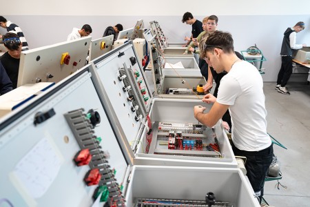 Laboratorio elettrico di quadri elettrici industriali con le postazioni per ogni studente dove ogni studente esegue l'impianto elettrico