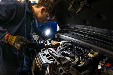 Ragazzo durante la lavorazione dell'auto