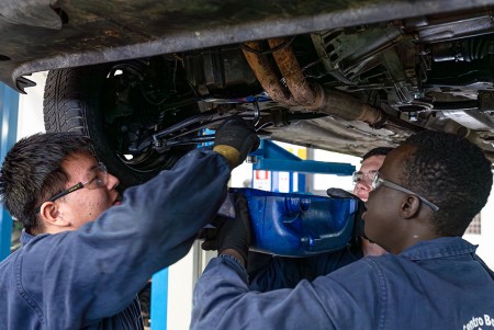 Ragazzi durante la riparazione dell'auto