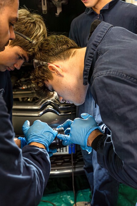 Dettaglio ragazzi al lavoro
